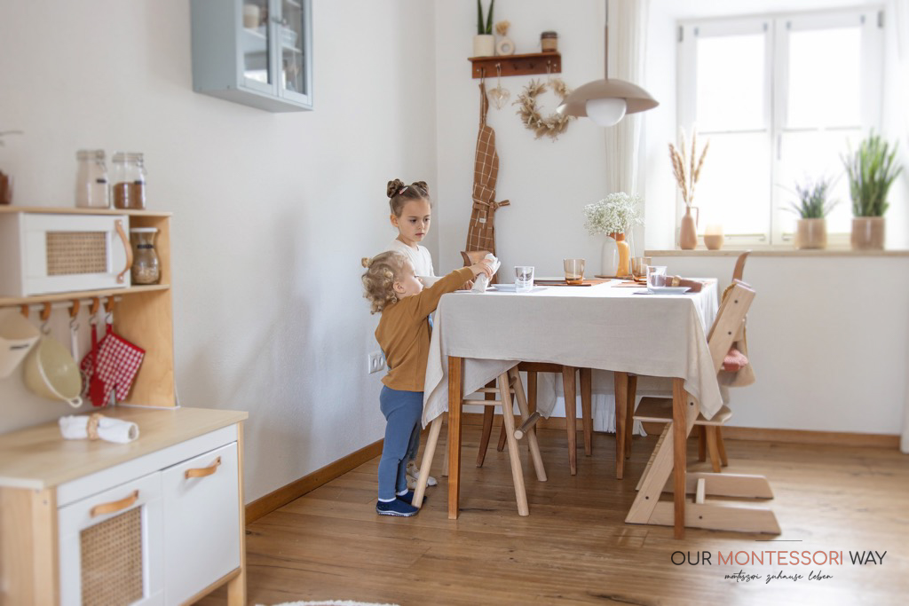 Kinder decken den Tisch auf