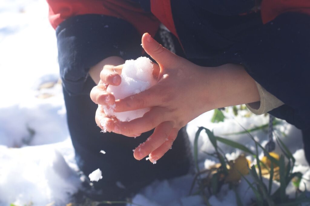 Winterkleidung für Kinder: Schnee bewusst wahrnehmen