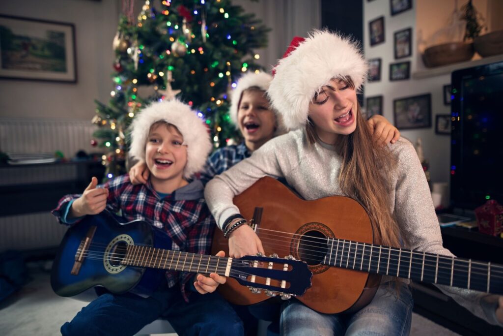 Kinder singen Weihnachtslieder und musizieren gemeinsam