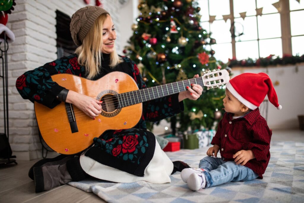 Mama singt mit Kleinkind Weihnachtslieder