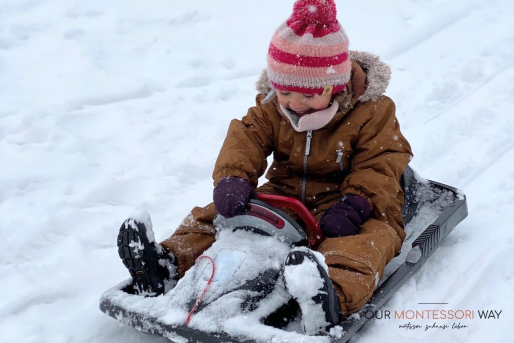 Geeignete Winterkleidung zum Schlitten fahren im Winter mit Kindern