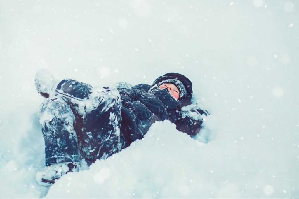 Gute Winterkleidung für Kinder beim Spielen im Schnee