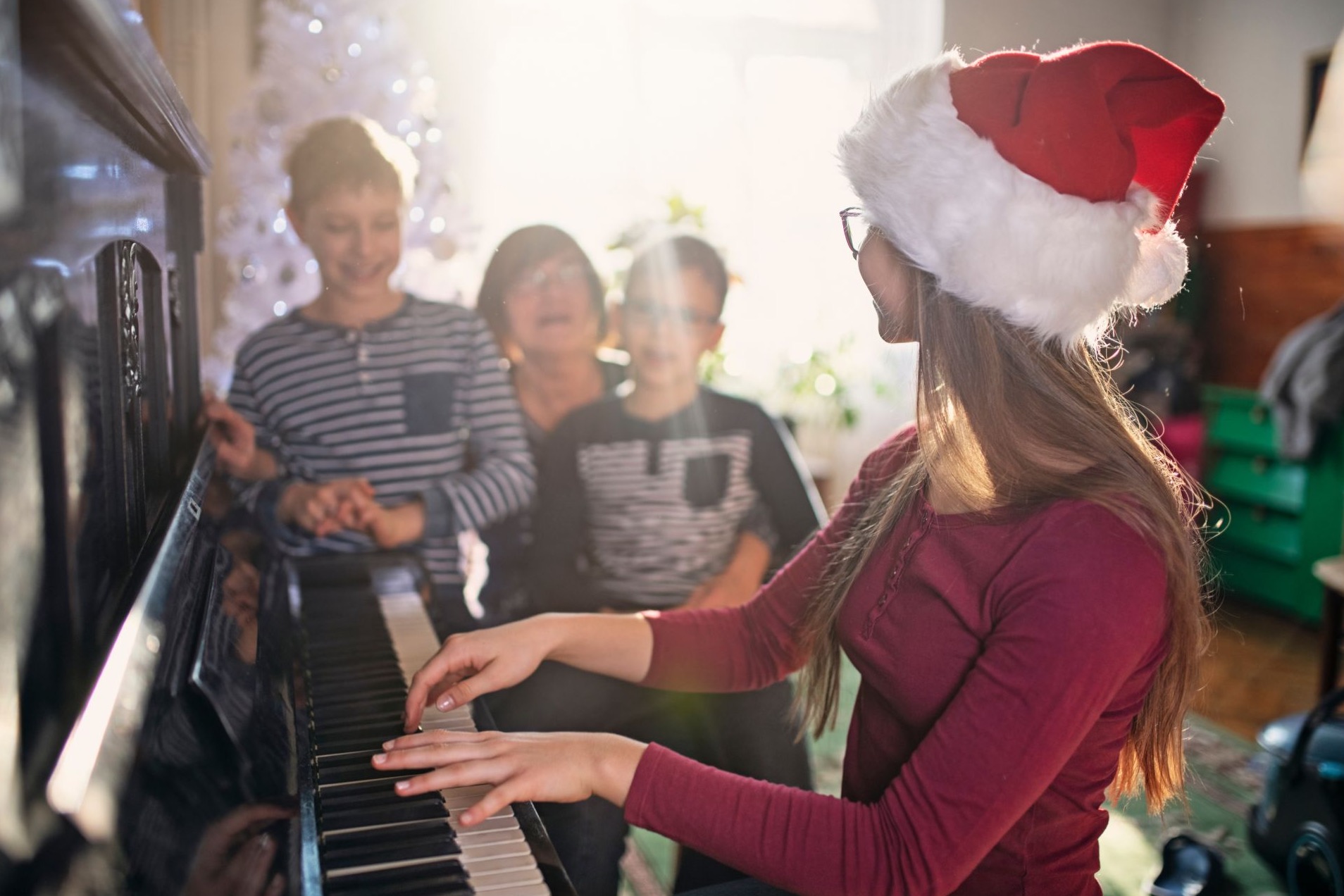 Weihnachtslieder singen mit Kindern: Entdecke 5 phänomenale Entwicklungsimpulse hinter den bezaubernden Melodien