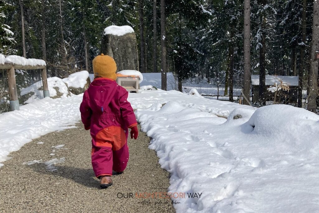 Spazieren mit Kindern im Winter mit geeigneter Winterkleidung